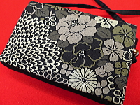 義若オリジナルのポシェット　菊花紋様（黒）